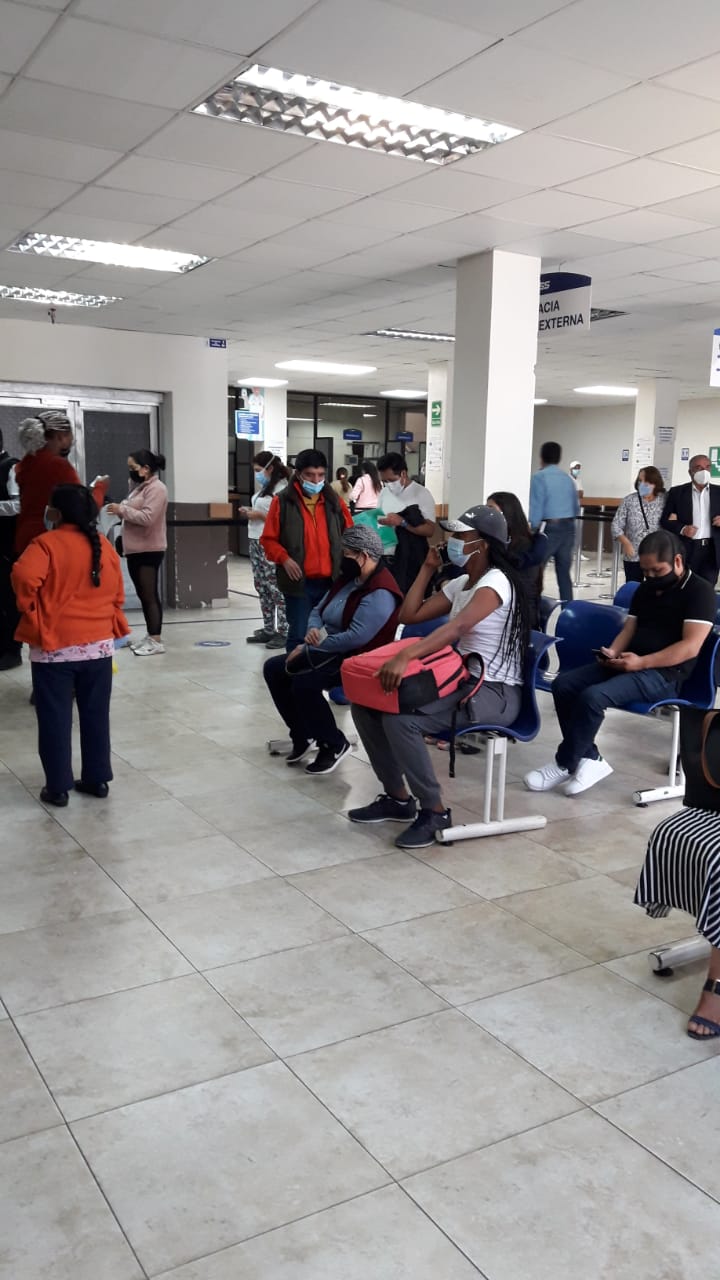 Personas esperan medicinas en el IESS Quito