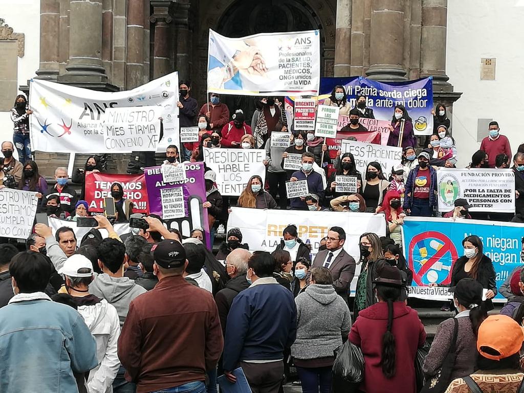 Plantón de familiares y enfermos pidiendo medicina al pie de la Catedral de Quito